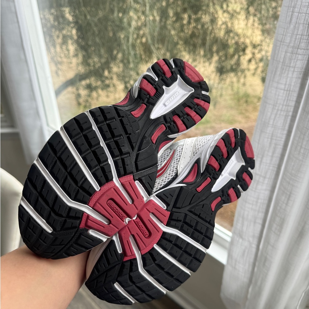 Saucony Ride Millennium Athletic Shoe - White / Red 8 9.5 - Picture 5 of 6
